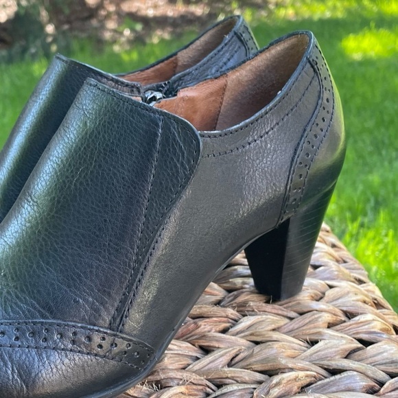 NURTURE Haddie Black Leather Wingtip Pointed Toe 2.5” Heel Shoe Booties Size 7.5 - Picture 5 of 7